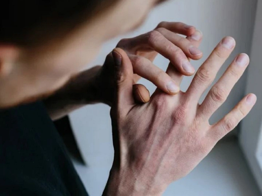 Da tay khô rát và ngứa – dấu hiệu sớm của viêm da tiếp xúc do dung môi sơn