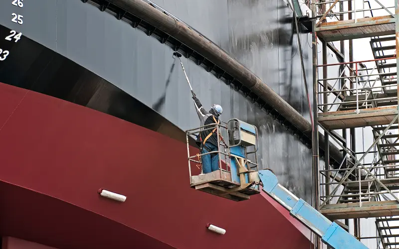 Thi công sơn tàu biển trên cao với nguy cơ hít phải hơi dung môi