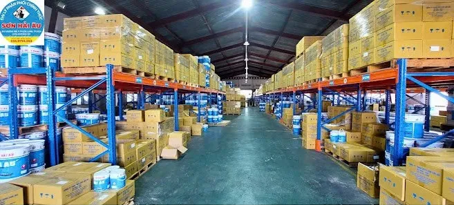 Hệ thống kho bãi Sơn Hải Âu với các thùng sơn công nghiệp được lưu trữ trên kệ trước khi giao đến nhà thầu