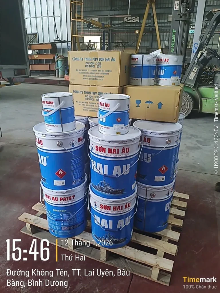Sơn Hải Âu giao hàng tại công trình với các thùng sơn công nghiệp được đặt trên pallet