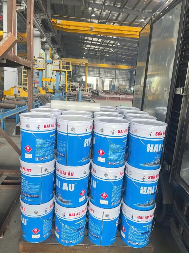 Sơn Hải Âu được xếp lên pallet và chuẩn bị vận chuyển bằng xe thùng kín đến công trình hoặc chành xe