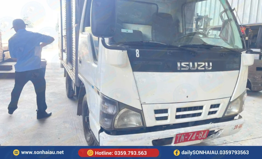 Hệ thống vận chuyển Sơn Hải Âu sử dụng xe tải chuyên dụng để giao sơn công nghiệp đến công trình