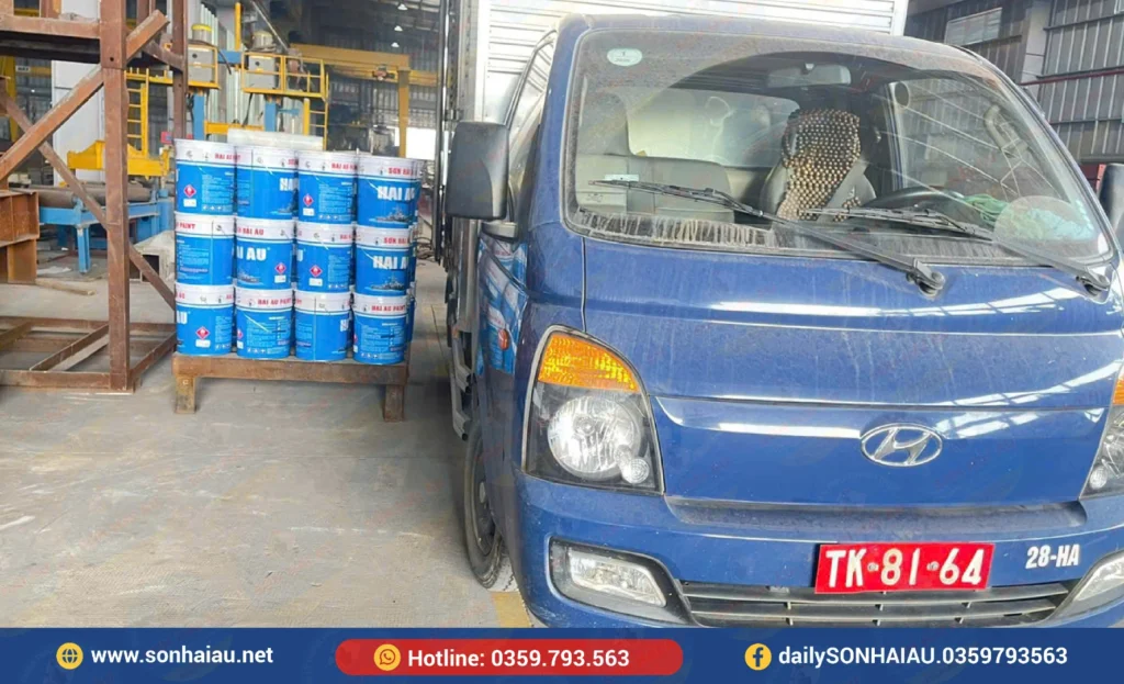 Xe tải trong hệ thống vận chuyển Sơn Hải Âu nhận hàng sơn công nghiệp tại kho trước khi giao đến công trình