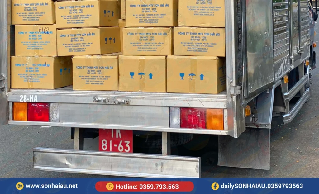 Hệ thống vận chuyển Sơn Hải Âu giao các thùng sơn đóng gói bằng xe tải thùng kín