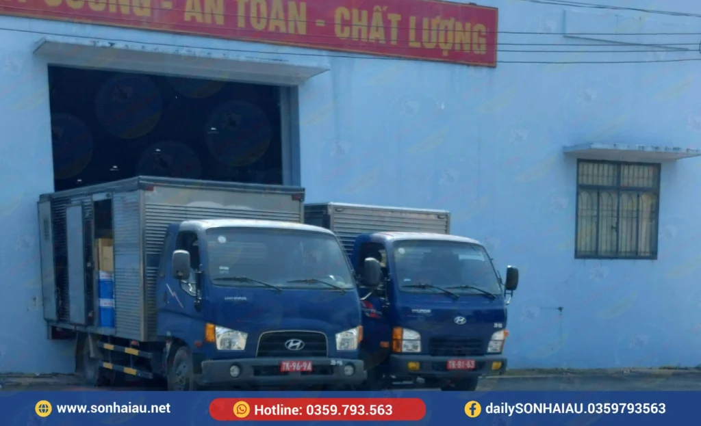 Đội xe trong hệ thống vận chuyển Sơn Hải Âu tại khu vực kho giao nhận sơn công nghiệp