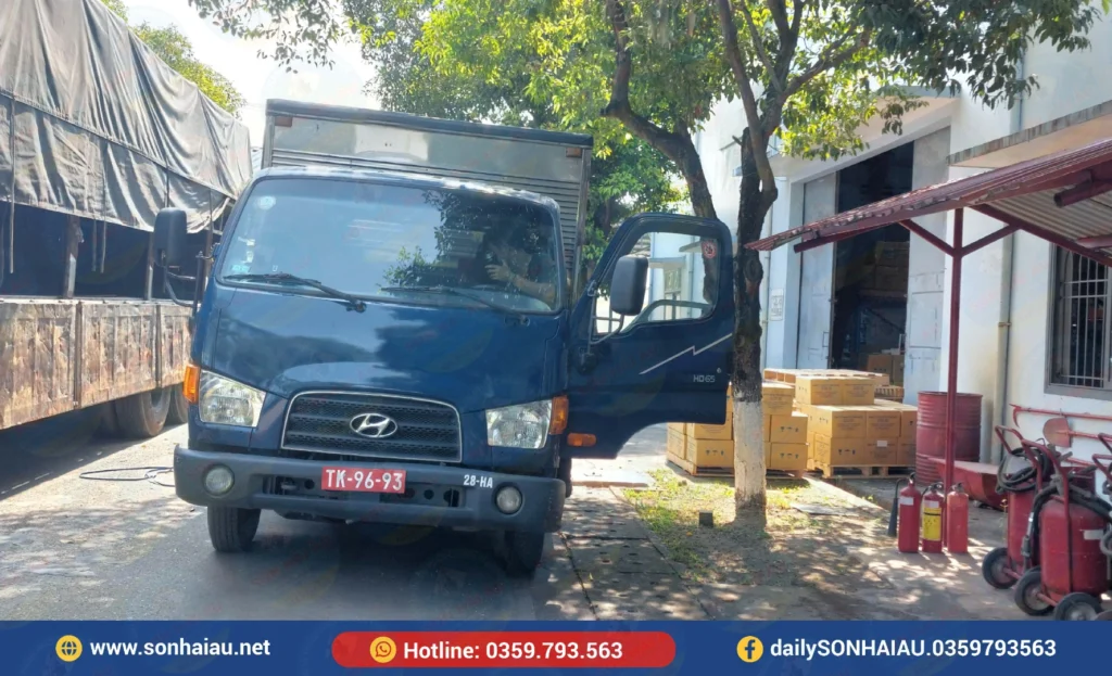 Xe tải trong hệ thống vận chuyển Sơn Hải Âu hỗ trợ giao hàng sơn công nghiệp từ kho đến công trình
