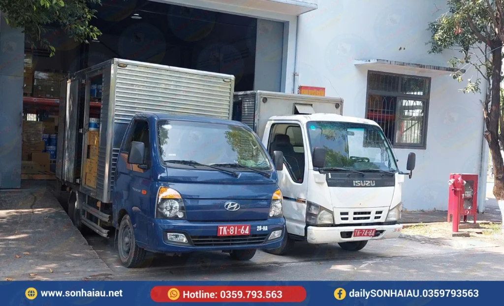 e trong hệ thống vận chuyển Sơn Hải Âu tại cổng Công ty Sơn Hải Âu trước khi giao hàng