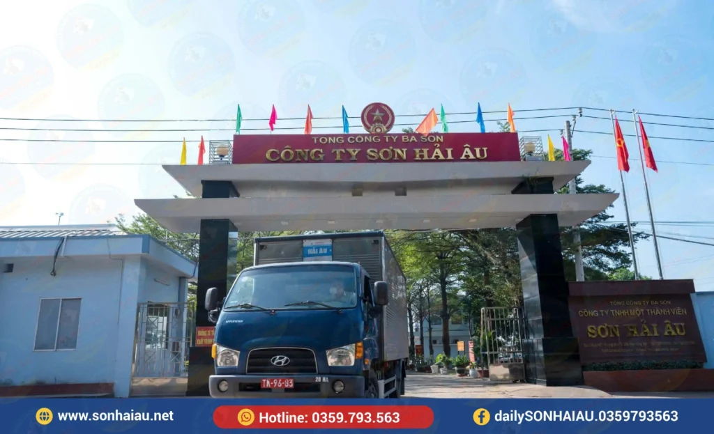 Xe trong hệ thống vận chuyển Sơn Hải Âu tại cổng trụ sở công ty trước khi giao sơn đến công trình