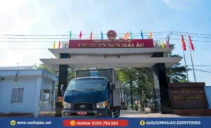 Xe trong hệ thống vận chuyển Sơn Hải Âu tại cổng trụ sở công ty trước khi giao sơn đến công trình