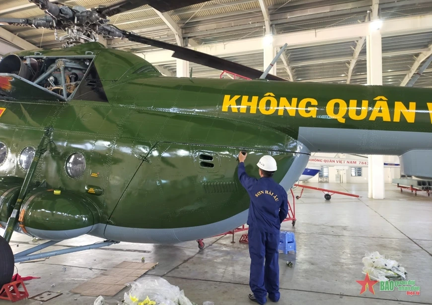Kiểm tra bề mặt sơn quân đội Sơn Hải Âu trên thân trực thăng sau thi công