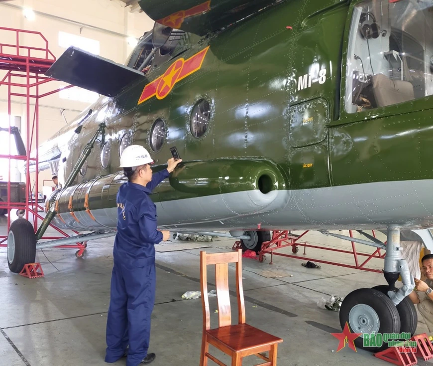 Sơn Hải Âu ứng dụng sơn quân đội trên trực thăng Mi-8 trong nhà xưởng kỹ thuật